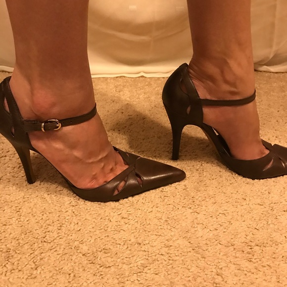 ALDO Brown Pointed Toe Heels w/ Ankle Strap - Picture 7 of 7